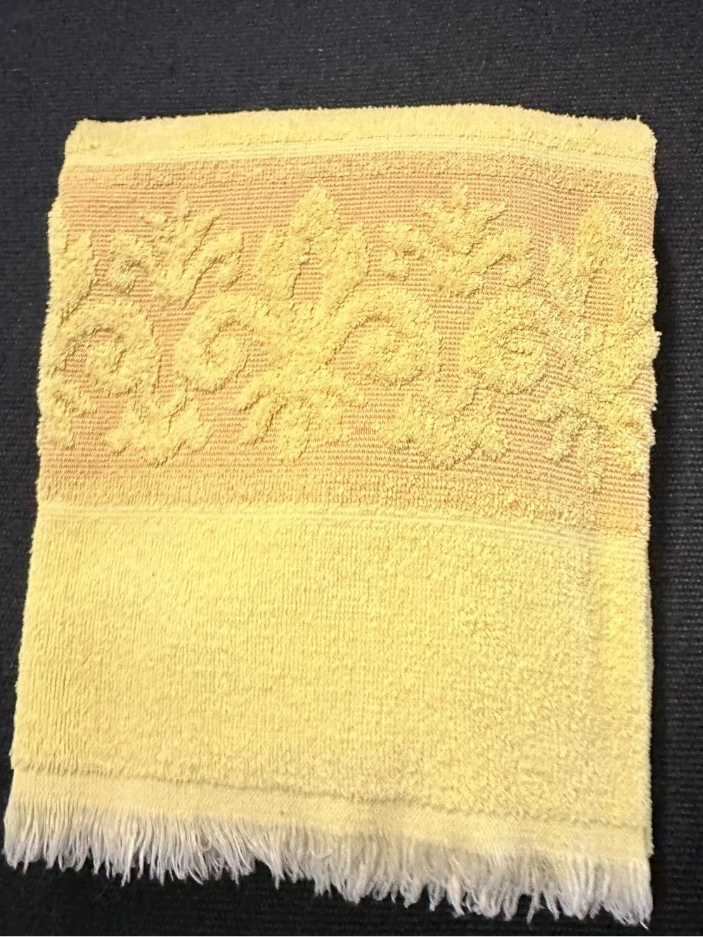 Vintage Cannon Monticello Santa Cruz sunny maze yellow sculpted bath towel